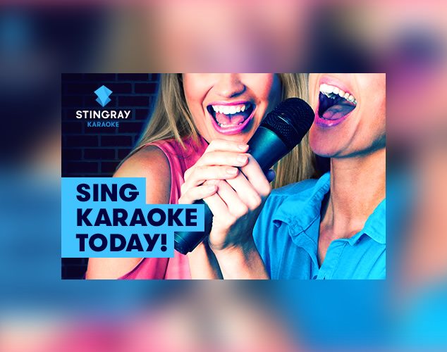 Logotipo de Stingray Karaoke frente a dos personas que cantan karaoke
